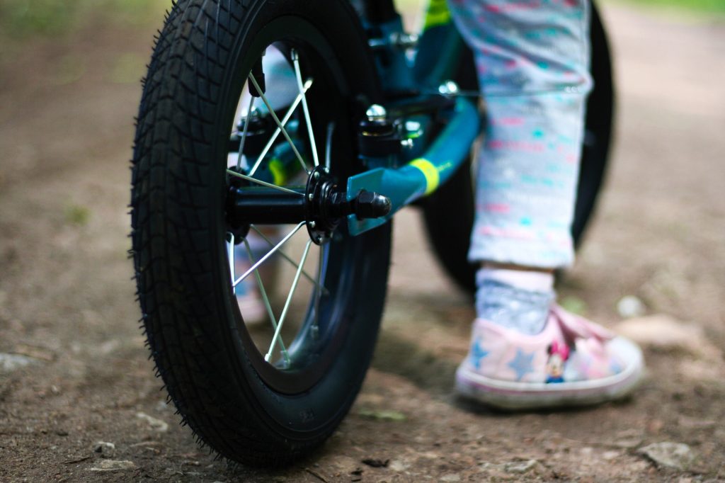 Bimbo di cinque anni in bici uccide 87enne, il padre accusato di omicidio colposo