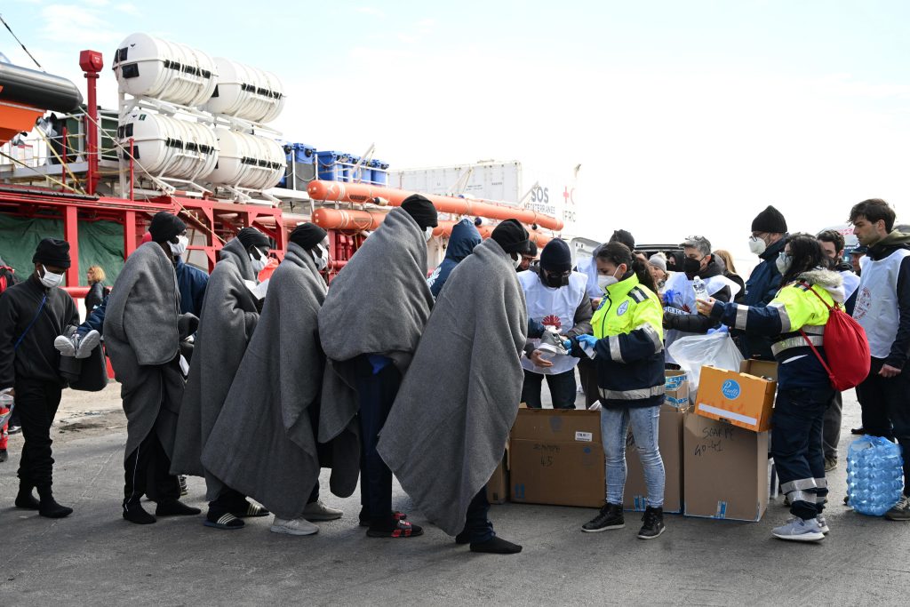 Stretta del governo sui richiedenti asilo