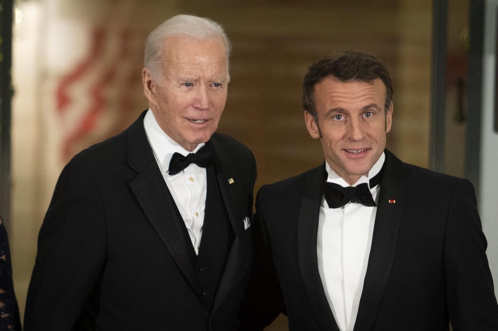 Telefonata Biden-Macron: “sostegno a Kiev”