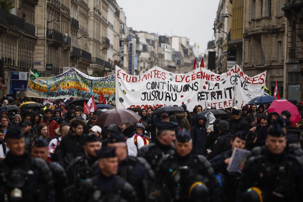 Riforma pensioni, scontri a Parigi dopo l’ok del Consiglio costituzionale