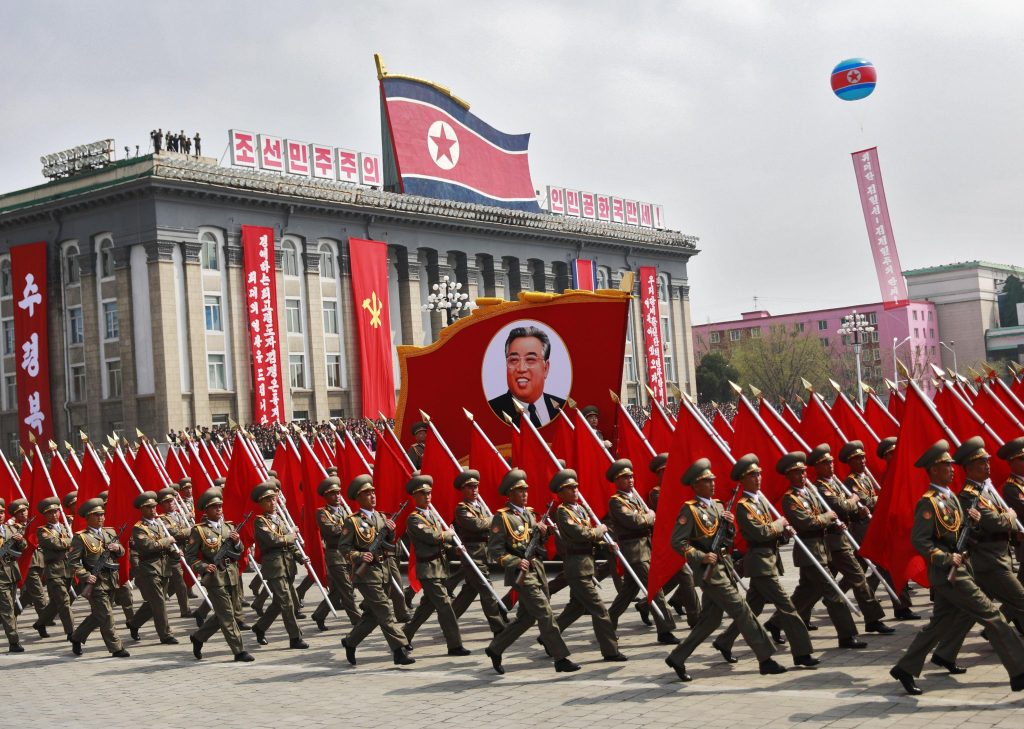 Corea del Nord: balli e fuochi d’artificio per Kim Il-sung