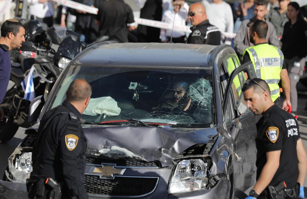 Auto sulla folla a Gerusalemme, 8 feriti