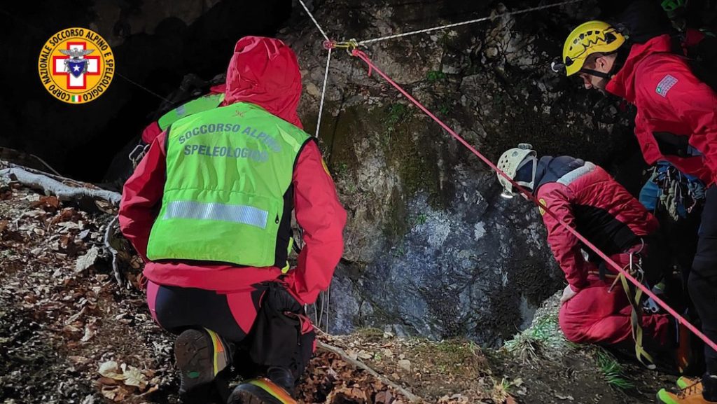Speleologa intrappolata in una grotta, salvata nella notte