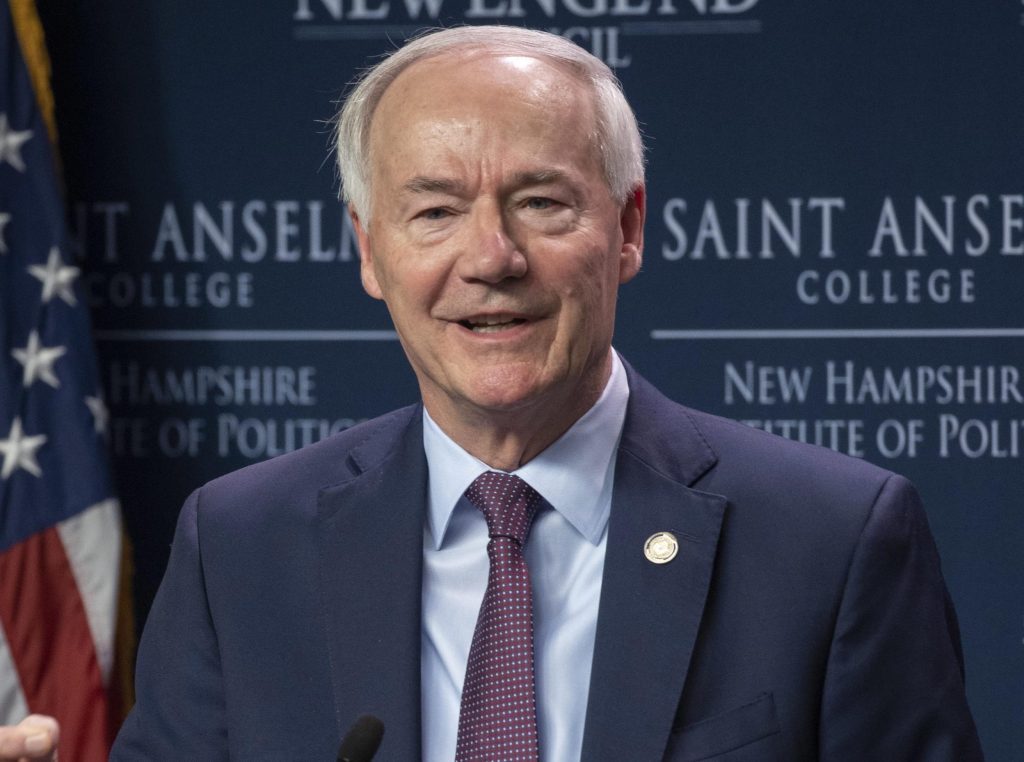 Usa 2024, arriva la candidatura dell’ex governatore dell’Arkansas Hutchinson