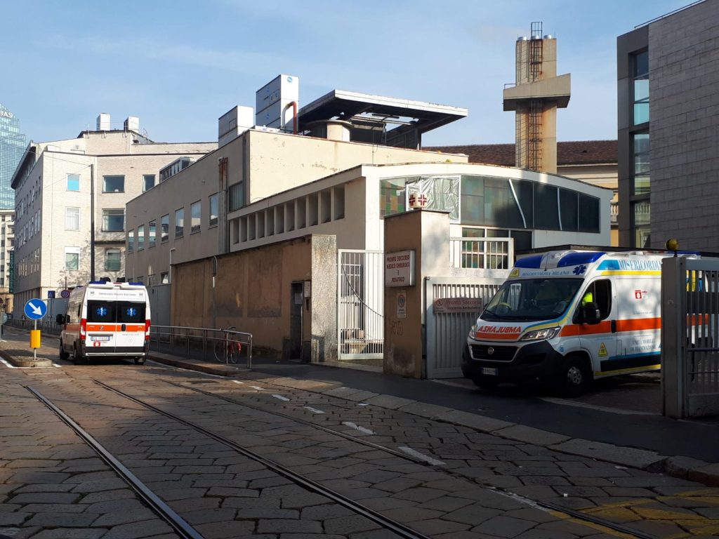 Partorisce in un capannone e porta la neonata al Buzzi di Milano