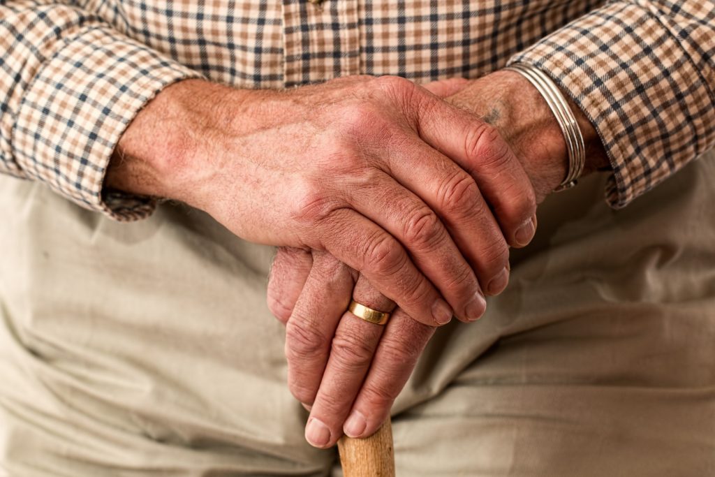 94enne premiato per aver salvato da stupro la vicina di casa