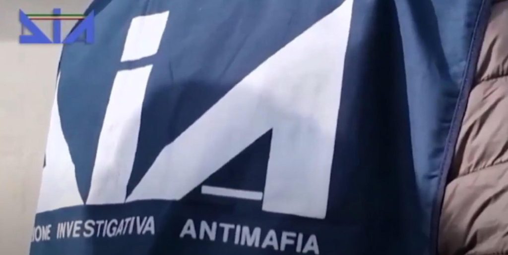 Apre la porta e le sparano col fucile, ipotesi ‘ndrangheta