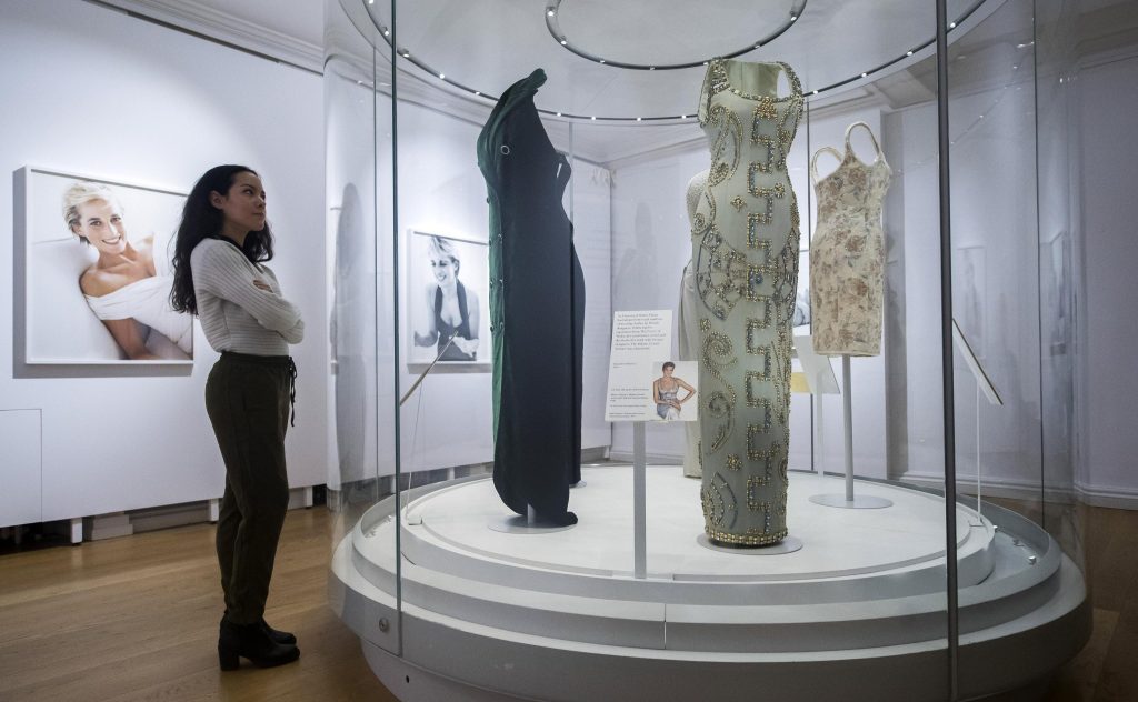 Nuova asta su Lady D.: in vendita a Los Angeles tre abiti iconici
