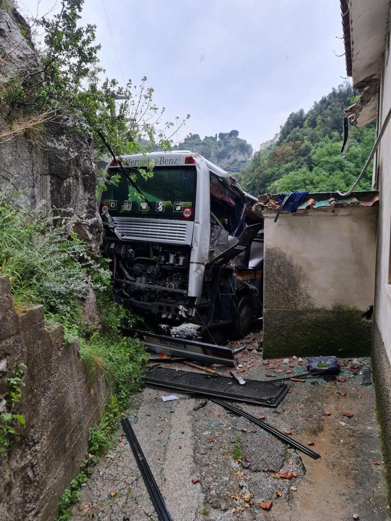 Precipita bus a Salerno, morto l’autista