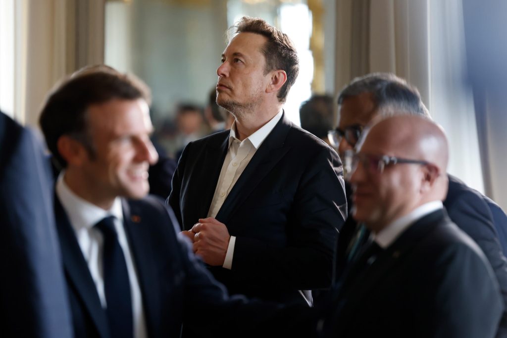 Musk contro la Fed: “troppo lenta” ad abbassare i tassi