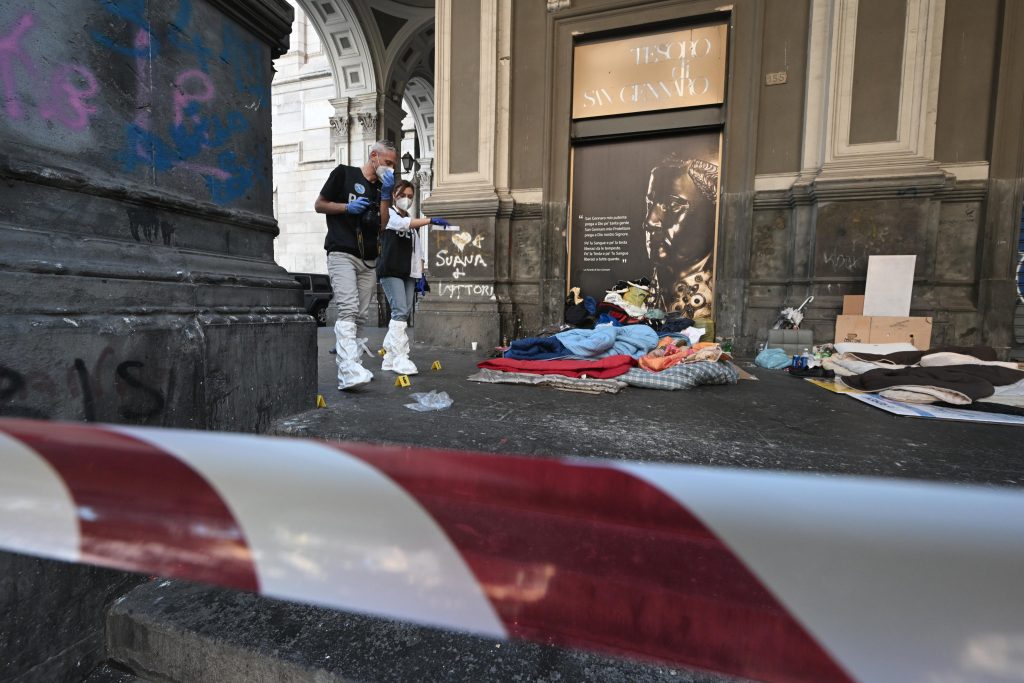 Napoli: poliziotto aggredito spara a clochard