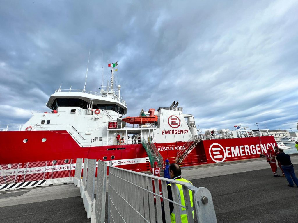 500 migranti alla deriva, Emergency corre contro il tempo