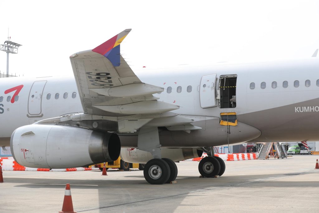 Apre il portellone dell’aereo in volo, panico in Corea del Sud