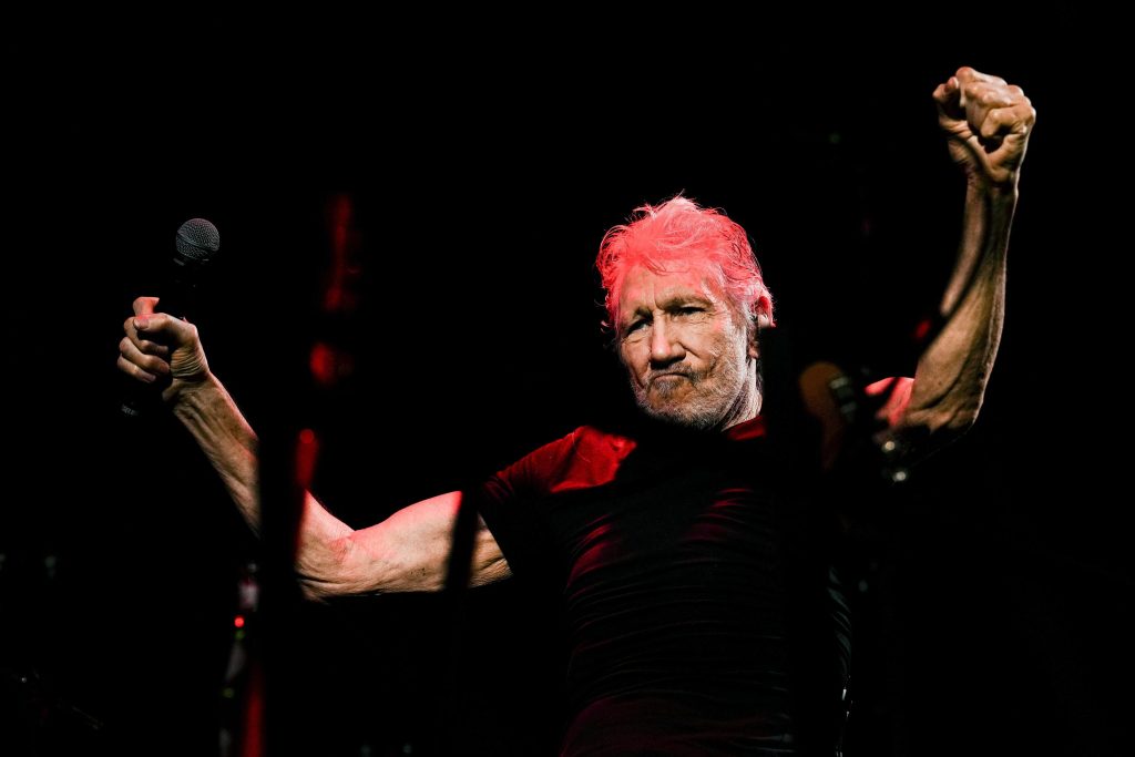 Roger Waters, aperta indagine sulla divisa da nazista in Germania