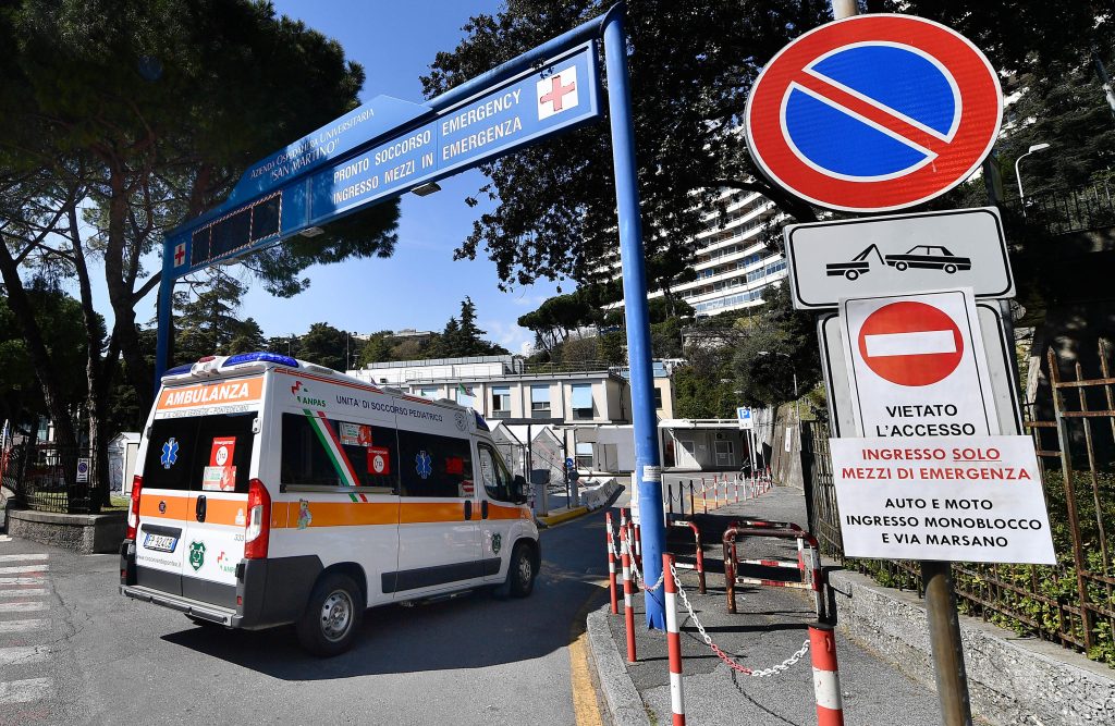 Genova, perde l’equilibrio per farsi un selfie e precipita, grave 22enne