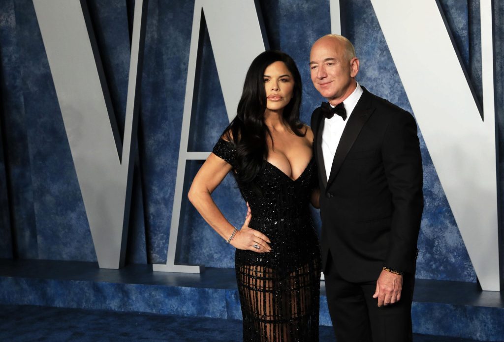Jeff Bezos è il proprietario della più grande nave di supporto mai costruita