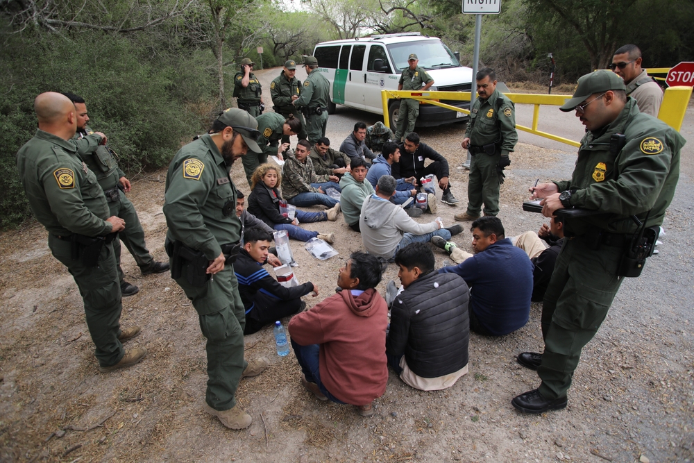 migranti polizia texas centro accoglienza