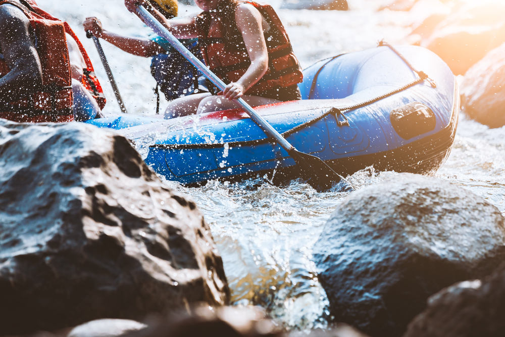 Cade dal gommone mentre fa rafting: dispersa
