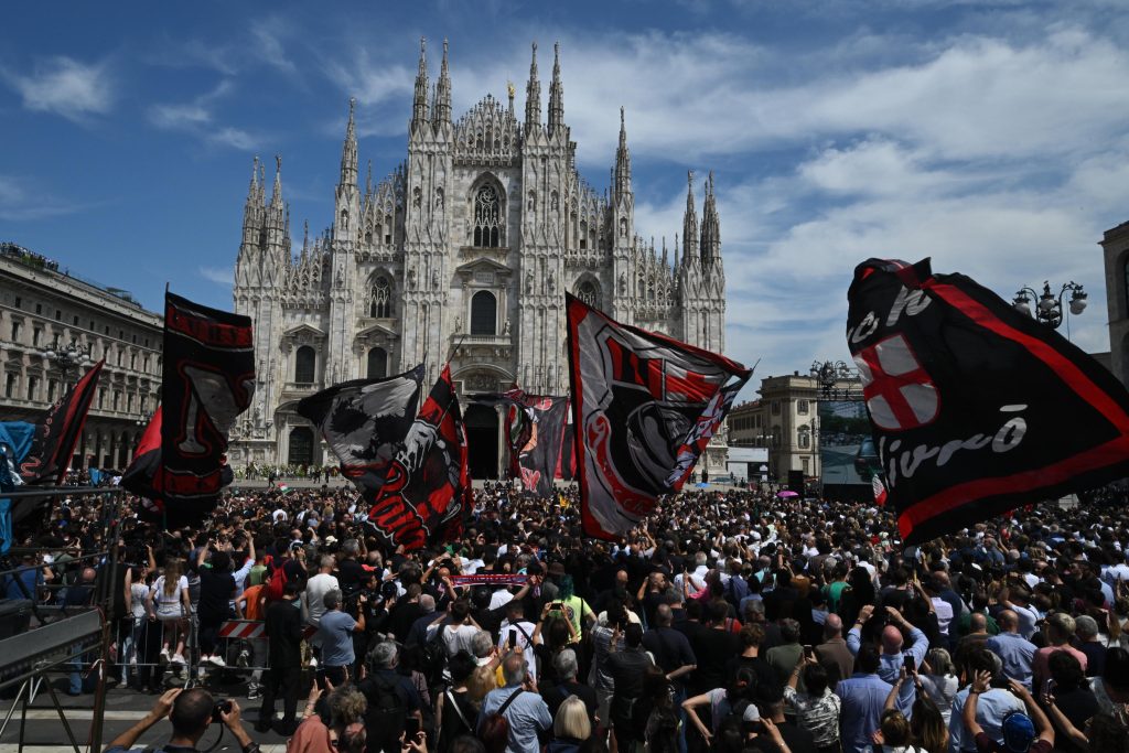 Gli omaggi a Berlusconi nel giorno dei funerali