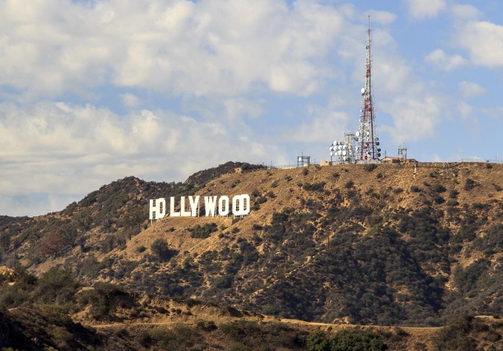 Hollywood trema: i registi hanno l’accordo mentre gli sceneggiatori scioperano