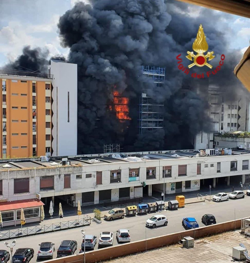 Roma, palazzina a fuoco: una vittima e 15 feriti
