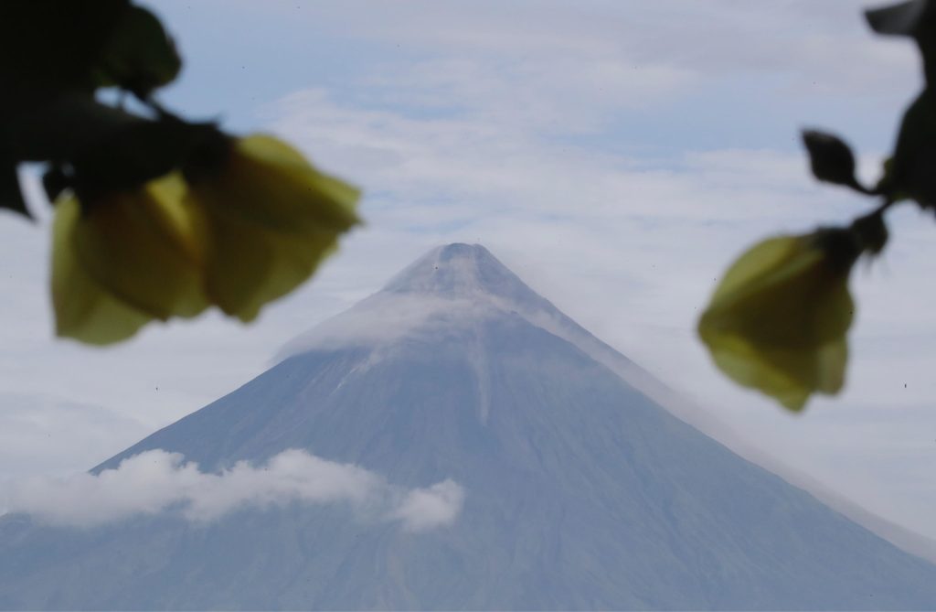 Mayon erutta nelle Filippine