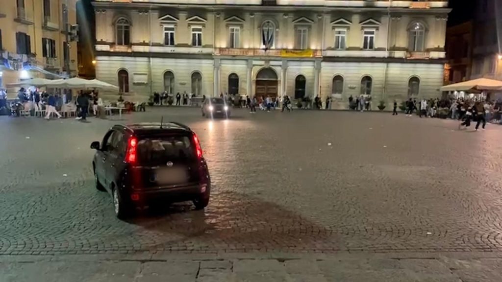 Nel napoletano un auto ha cercato di investire dei ragazzi
