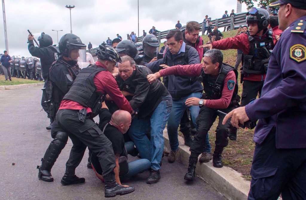 Scontri tra polizia e indigeni in Argentina