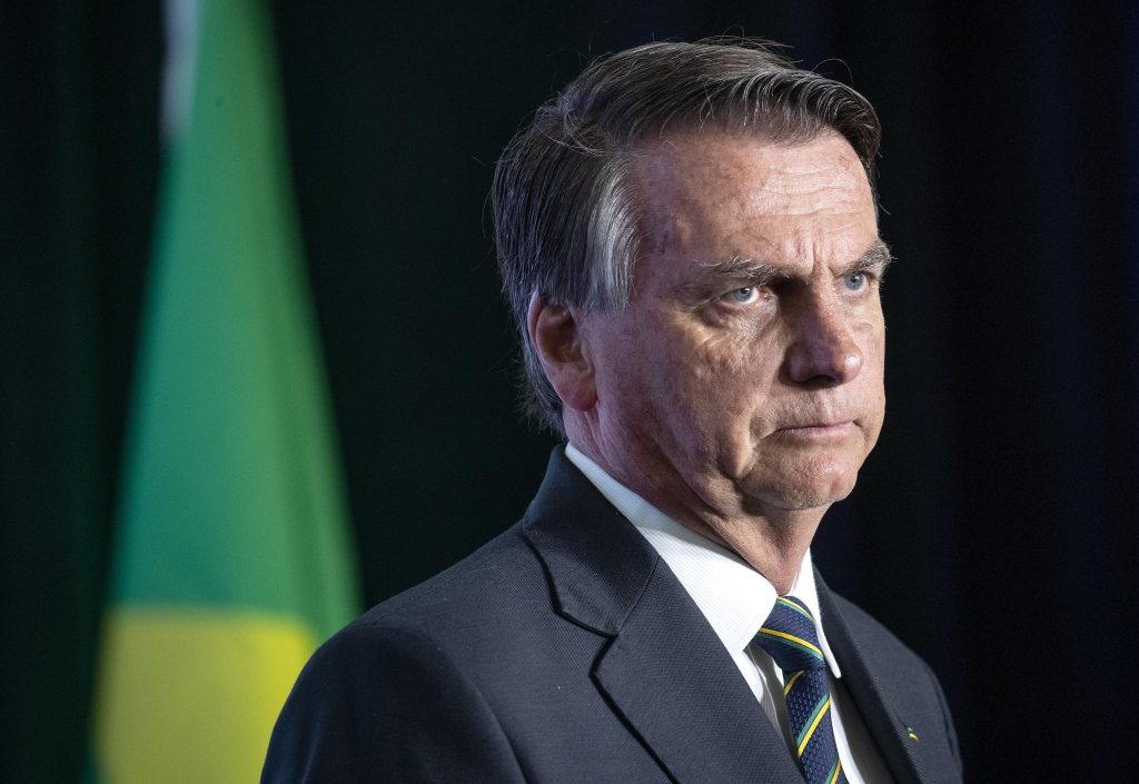 Fake news sui vaccini, Bolsonaro si scusa