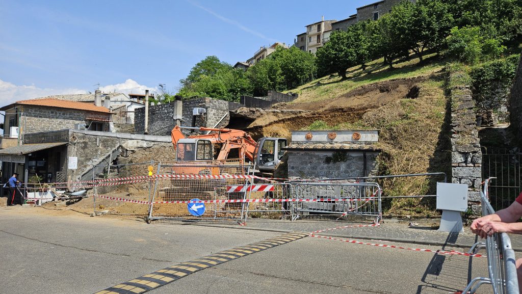 Crolla terrapieno sul ristorante, tre indagati