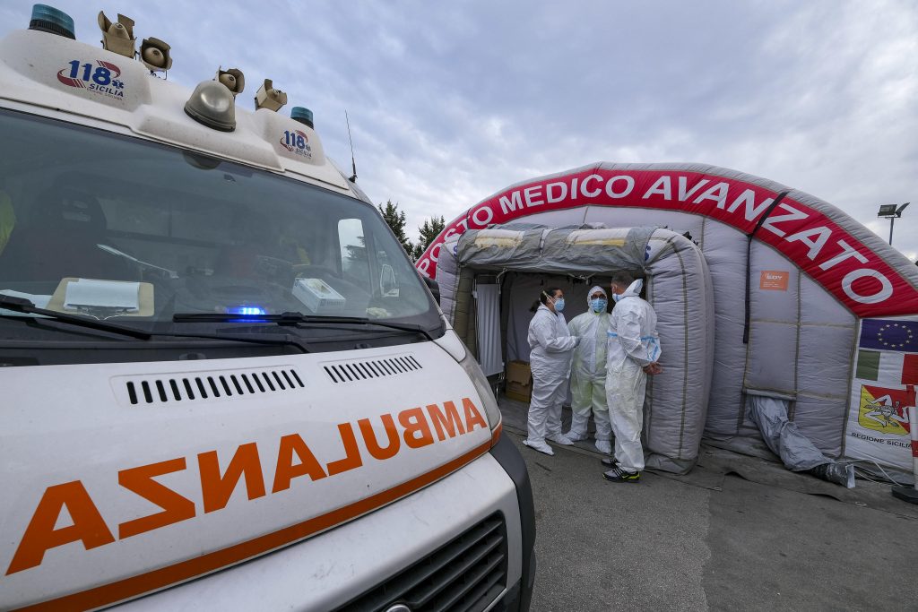 Attende l’ambulanza per quattro ore, muore nell’androne del palazzo
