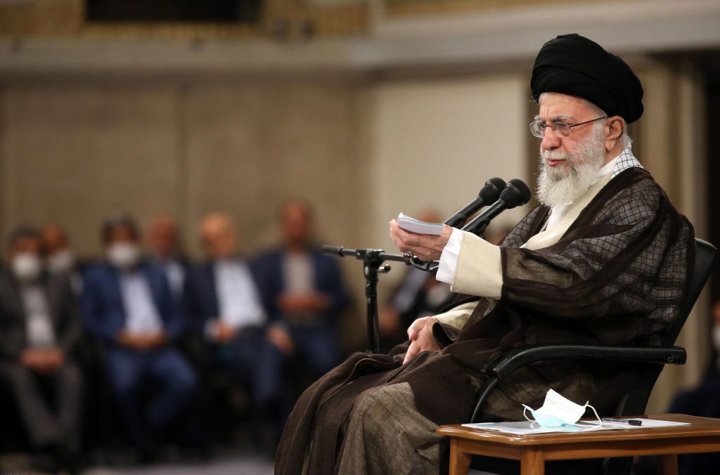 Khamenei ai fedeli: “sentitevi in dovere di combattere i pagani occidentali”