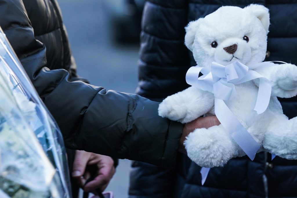 Bimba precipitata da balcone, condannato all’ergastolo il compagno della madre