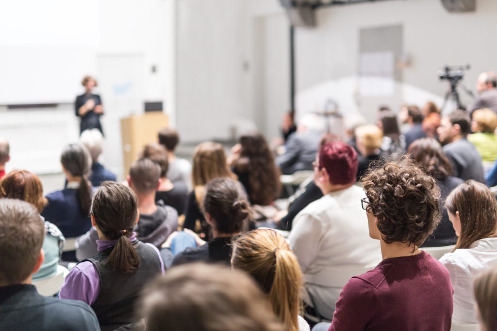 Prof di latino sospesa, insultava gli studenti agli esami