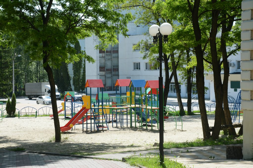 Usa: acido su scivoli al parco giochi
