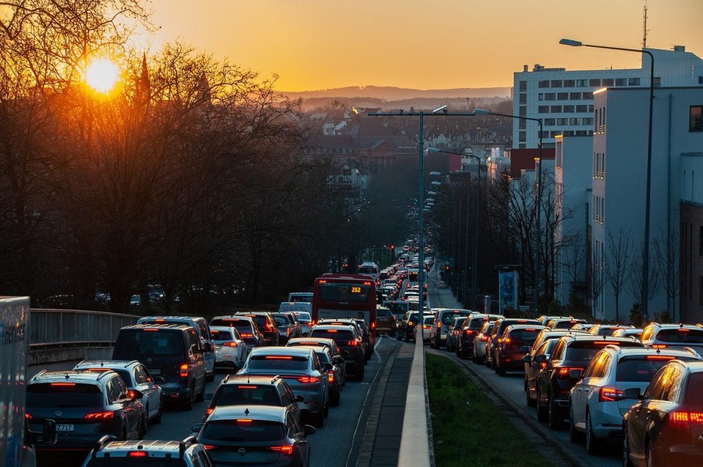 Ogni italiano trascorre in media 35 ore all’anno nel traffico