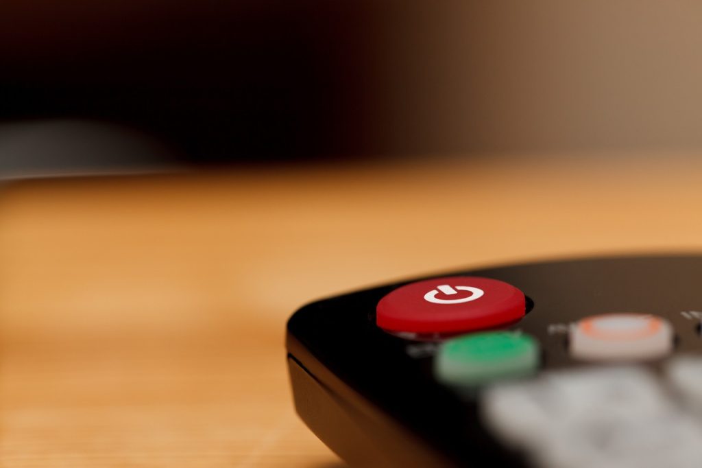 Brescia: “che guardiamo in tv?” due amici litigano, uno prende a martellate l’altro
