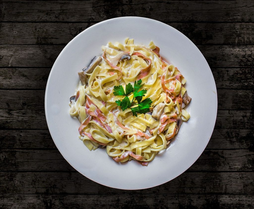 “Carbonara” di pollo sintetico a Singapore, insorge Coldiretti