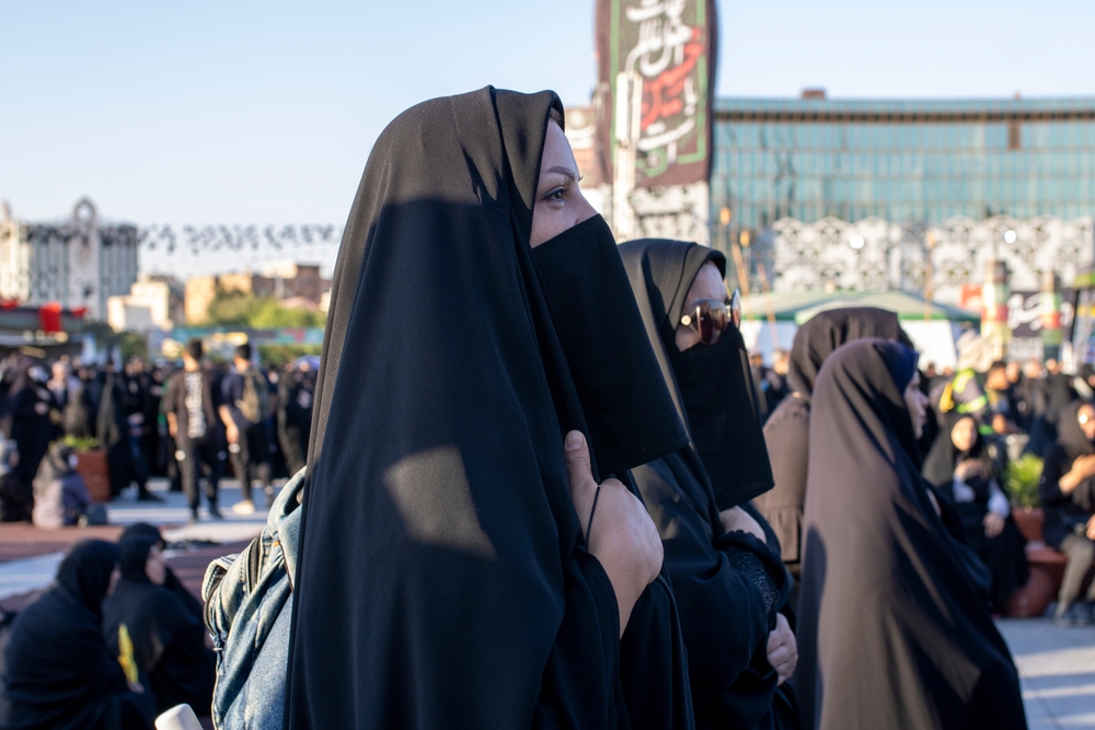 Libertà delle donne: chiusi i parrucchieri afghani ma aperti gli stadi in Iran