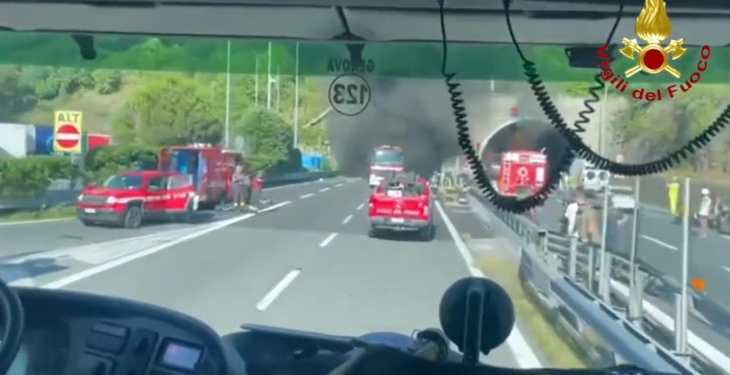 Pullman in fiamme blocca la A12
