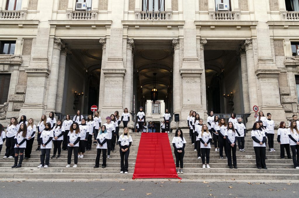 Roma, bidello assolto: “ha palpato la ragazza solo 10 secondi”
