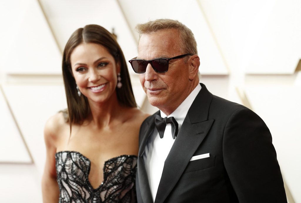 Divorzio Costner, l’attore pagherà 118mila euro al mese ai figli