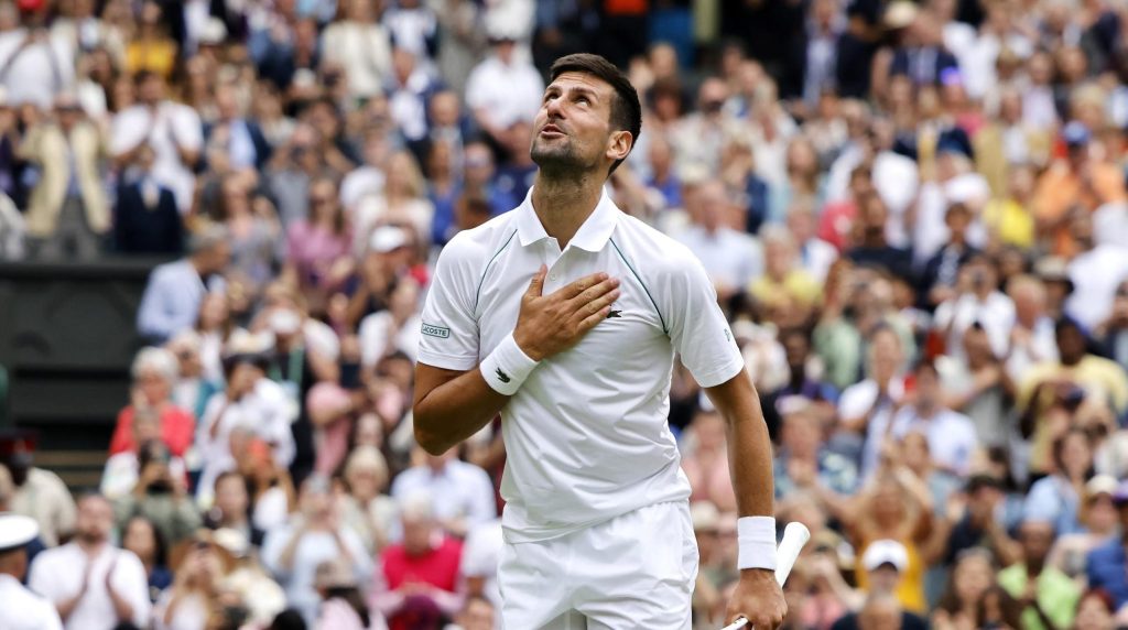 Sinner si arrende a Djokovic, il serbo ancora in finale