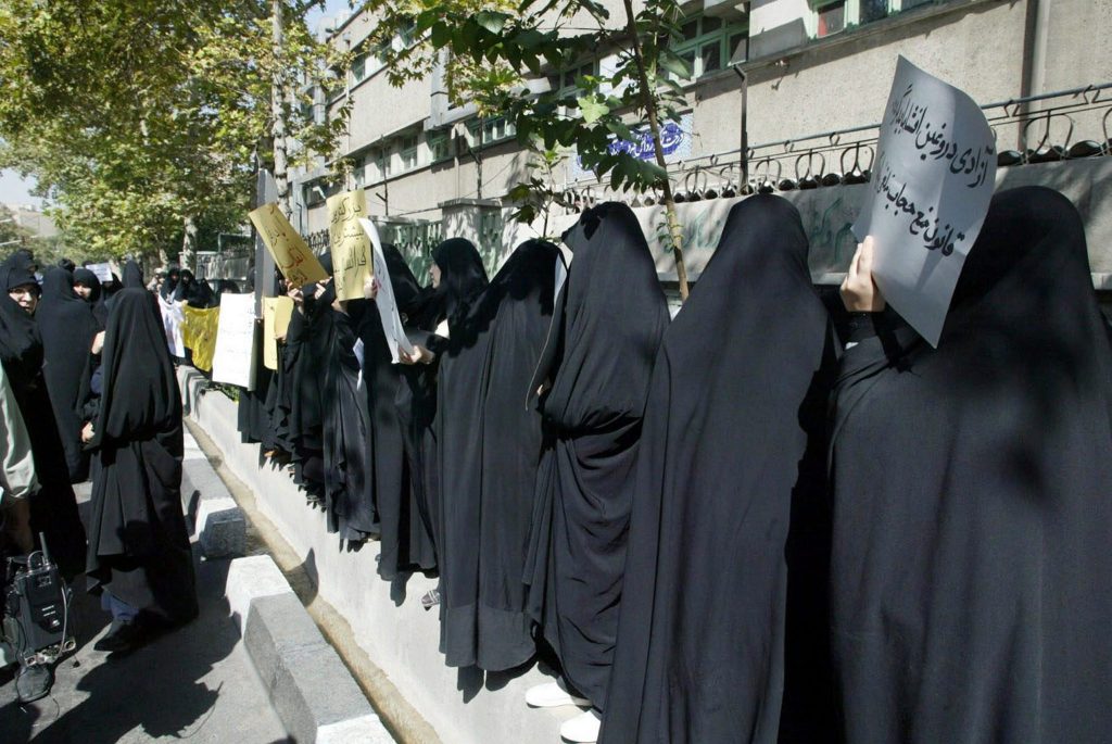 Senza velo di fronte alla polizia morale, iraniana arrestata