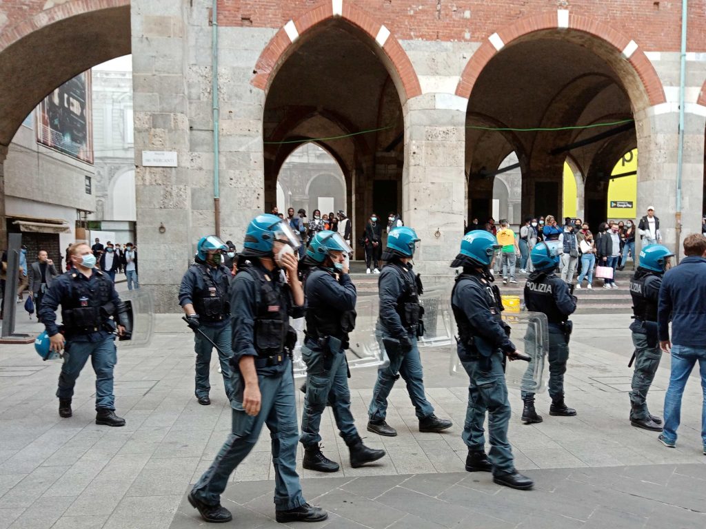 Milano, maxi rissa con machete e pistole: 14 arresti