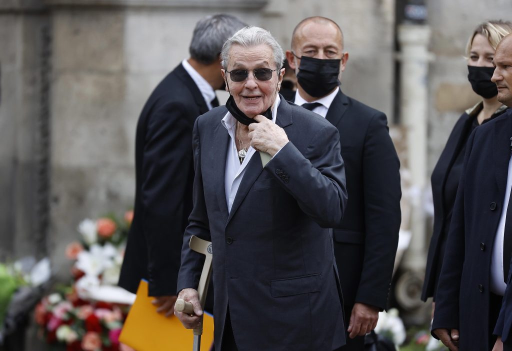 Alain Delon, figli denunciano la compagna
