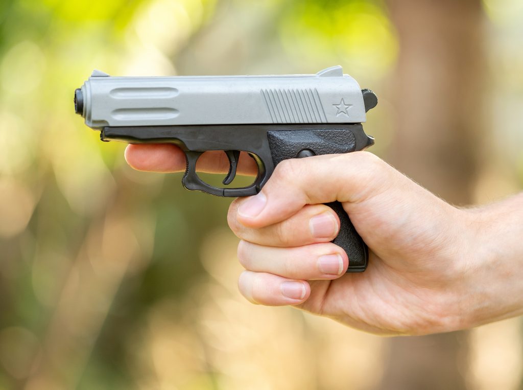 Modificavano armi giocattolo in vere, tre arresti a Roma