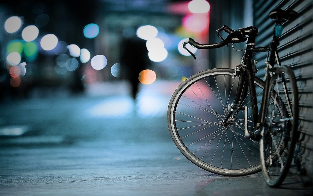 Milano, grave ciclista investita da un’auto