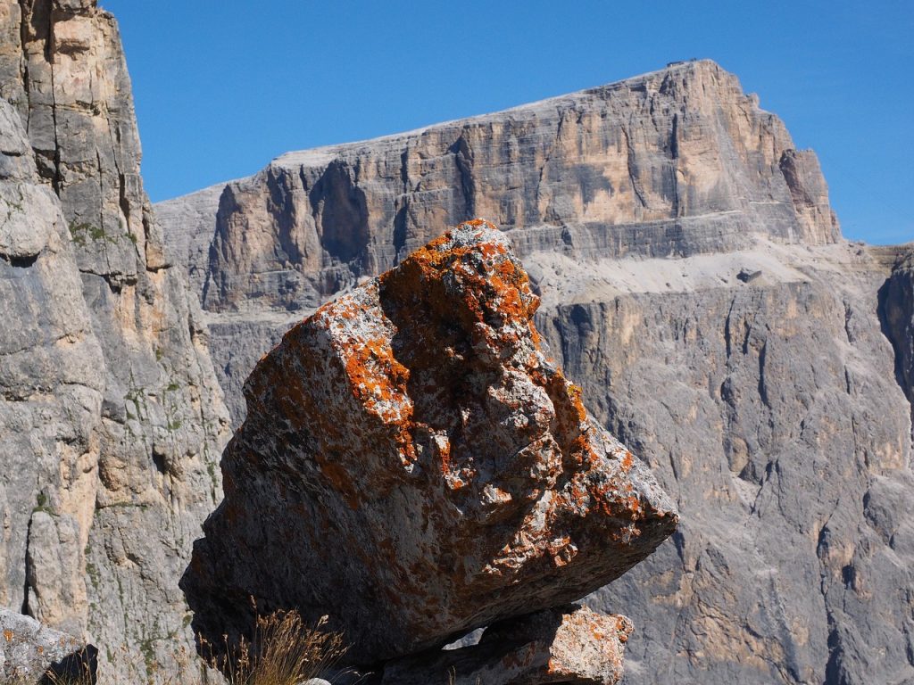 Scarica di massi in montagna, morto un 76enne
