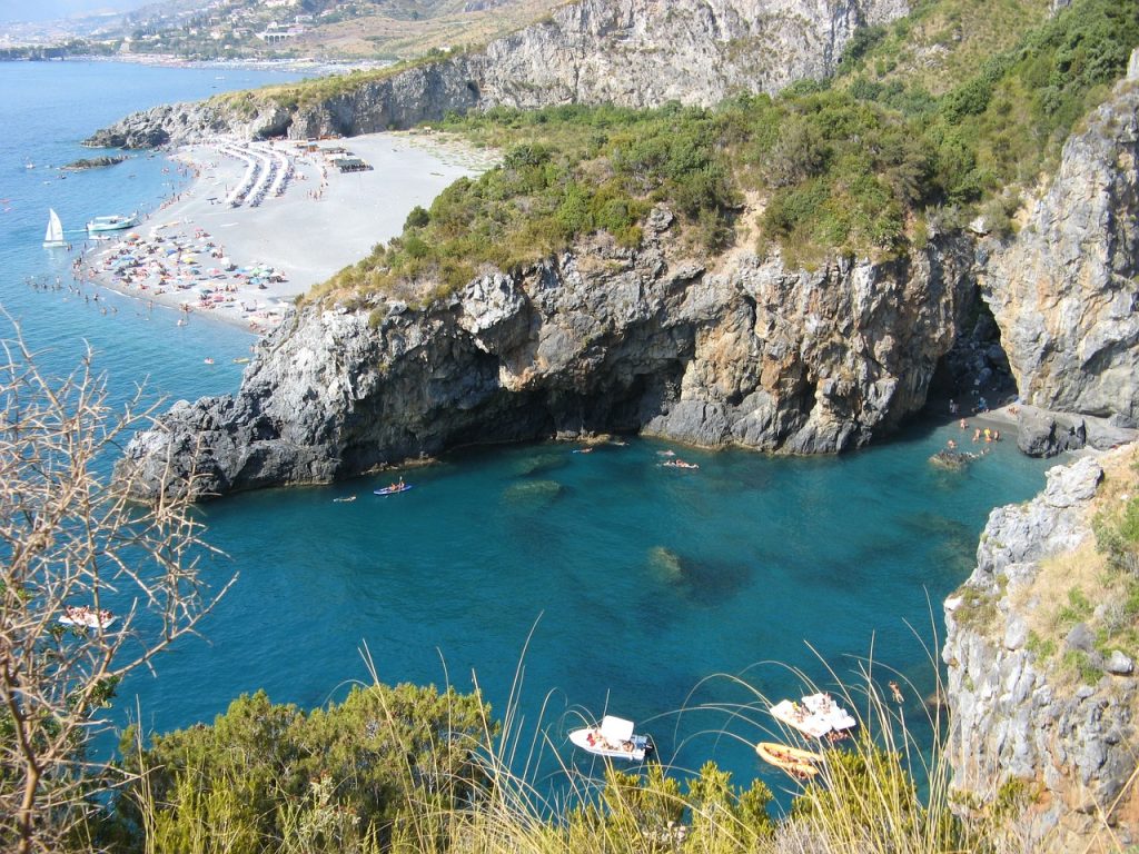 Calabria, commissariati 30 Comuni per “inerzia” contro l’abusivismo